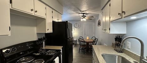 Kjøleskap, mikrobølgeovn, ovn og kokeplater