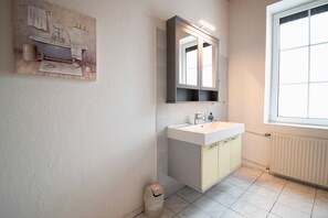 Secador de cabelo, toalhas de banho