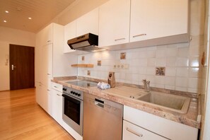 Kjøleskap, ovn, kokeplater og oppvaskmaskin