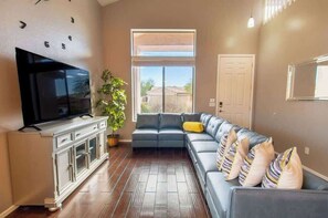Smart TV, offices - Hot Tub+Heated Pool/Loving Home! (Casa Grande)