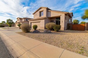 Exterior - Colorful 3BR Home /Private, Patio +Pool+Hot Tub (Casa Grande)