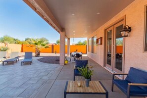 Outdoor dining - Hot Tub+Heated Pool/Loving Home! (Casa Grande)
