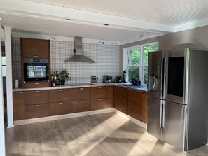 Fridge, microwave, oven, stovetop - 4 Bed House Sleeps 8 -Car, Barbecue, Balcony (Reykjavik)