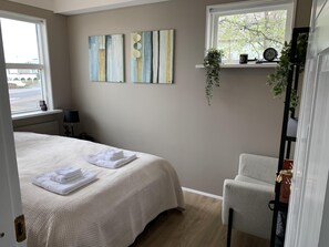 4 bedrooms, WiFi, bed sheets - 4 Bed House Sleeps 8 -Car, Barbecue, Balcony (Reykjavik)