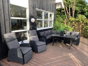 Outdoor dining - 4 Bed House Sleeps 8 -Car, Barbecue, Balcony (Reykjavik)
