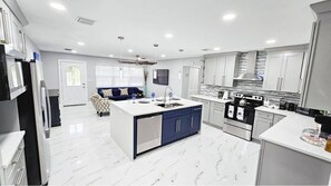 Frigorifero, microonde, forno, piano cottura