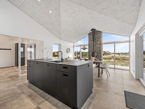 Kühlschrank, Ofen, Geschirrspüler, Hochstuhl