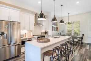 Kylskåp, mikrovågsugn, ugn och spishäll