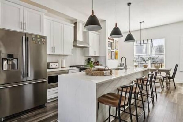 Kylskåp, mikrovågsugn, ugn och spishäll