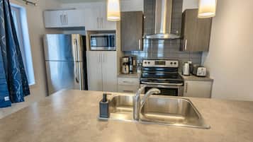 Refrigerador, microondas, horno y parrilla de estufa