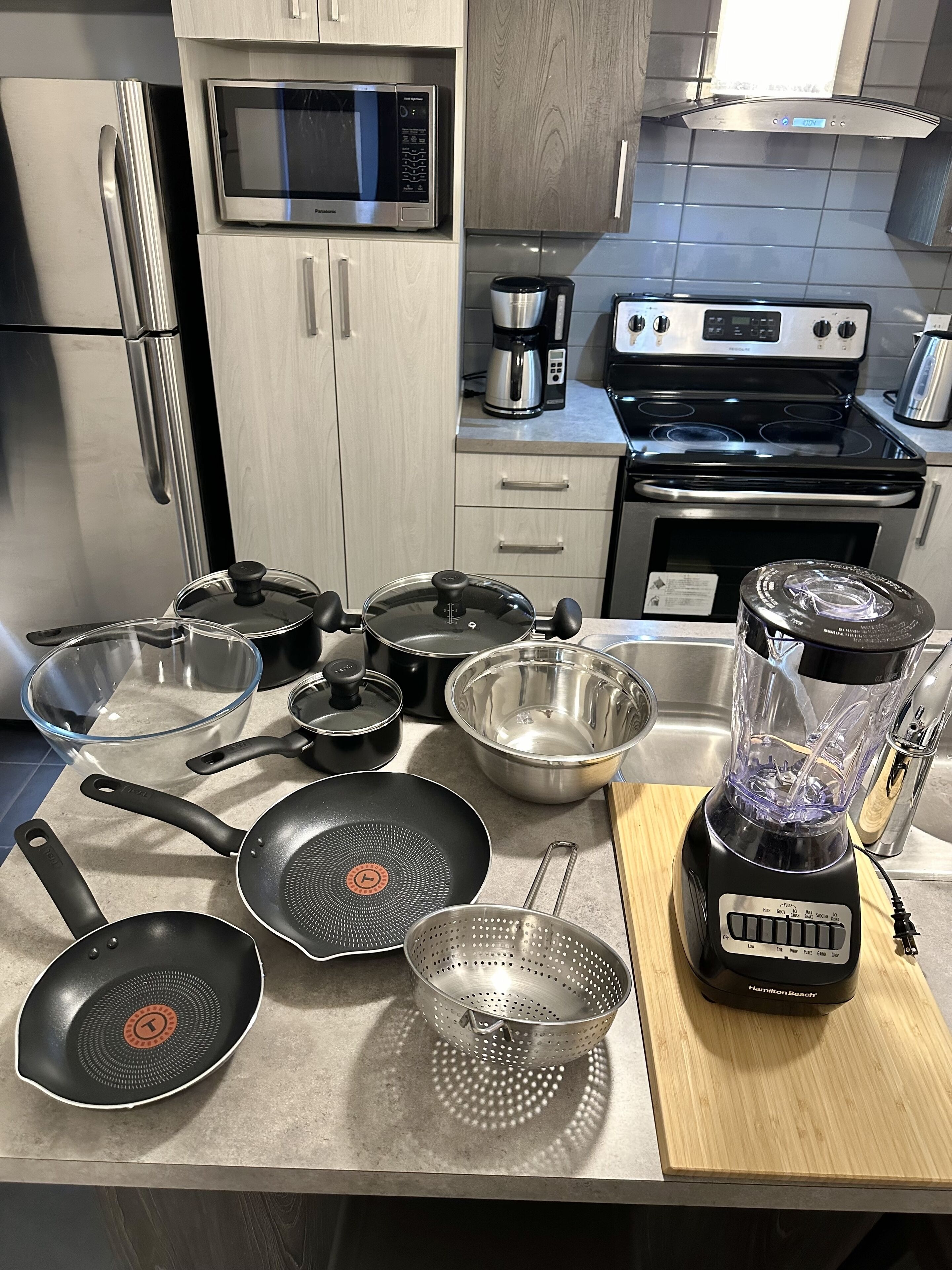 Réfrigérateur, micro-ondes, four, plaque de cuisson