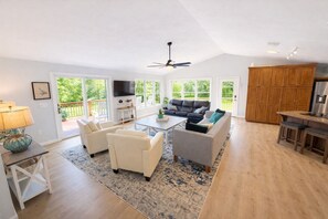 Smart-TV, videospill, fotballspill og bordtennis