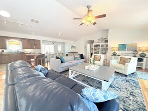 Smart TV, video games, foosball, table tennis - Lakefront 4BR, Private Dock, Fire Pit, Internet, Kayaks, Game room, Quiet cove (Moneta)