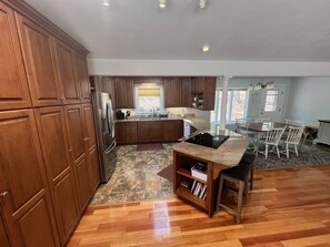 Fridge, microwave, oven, stovetop - Lakefront 4BR, Private Dock, Fire Pit, Internet, Kayaks, Game room, Quiet cove (Moneta)