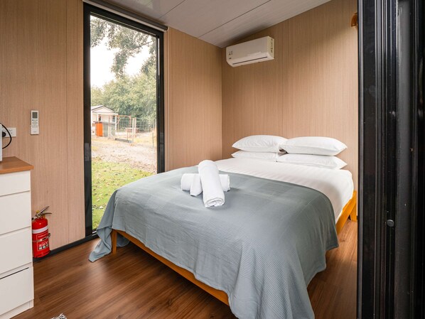 1 bedroom, WiFi, bed sheets - Gold Nugget 1 by Tiny Away (Lawrence)