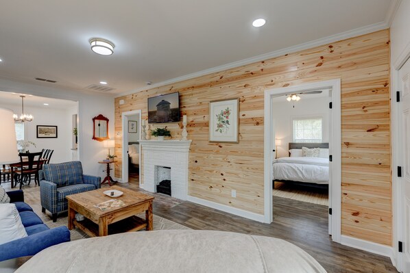 2 bedrooms, iron/ironing board, WiFi, bed sheets - Mimosa Cottage - Near Downtown Thomasville (Thomasville)