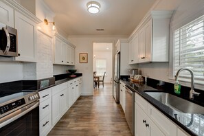 Fridge, microwave, oven, stovetop - Mimosa Cottage - Near Downtown Thomasville (Thomasville)