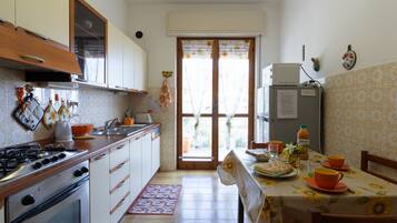 Kühlschrank, Mikrowelle, Ofen, Geschirrspüler