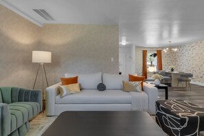 Smart TV, fireplace, books, offices - 2300 sqft. Cozy Getaway w/ King Bed, Office & Fenced Backyard (Tulsa)