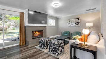 Smart TV, chimenea, libros y oficina