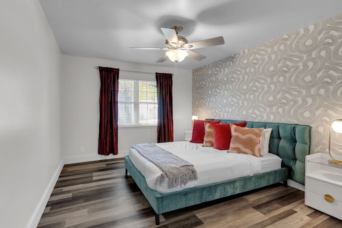 2300 sqft. Cozy Getaway w/ King Bed, Office & Fenced Backyard