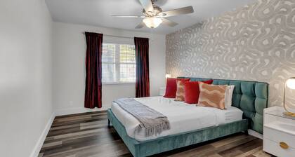 2300 sqft. Cozy Getaway w/ King Bed, Office & Fenced Backyard