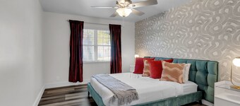 2300 sqft. Cozy Getaway w/ King Bed, Office & Fenced Backyard