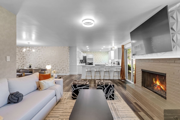 Smart TV, chimenea, libros, oficina