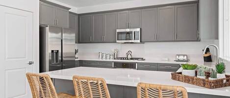 Een koelkast, een microgolfoven, een oven, een kookplaat