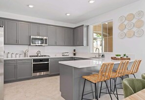 Køleskab, mikrobølgeovn, ovn, kogeplade