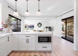 Refrigerador, microondas, horno, placa de cocina