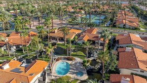 A residential area with houses, palm trees, and a swimming pool. - Desert Haven: Elegant 3BR/3BA in Indian Wells (Indian Wells)