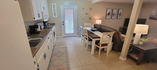 Fridge, microwave, oven, stovetop - Great Dothan location near shopping and airport (Dothan)