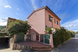 Exterior - Two-room apartment Lina, ground floor with fenced outdoor space near the center of Marina di Campo (Campo nell'Elba)