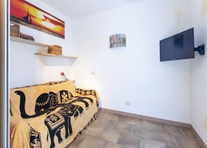 TV - Two-room apartment Lina, ground floor with fenced outdoor space near the center of Marina di Campo (Campo nell'Elba)