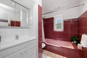 Douche, sèche-cheveux, serviettes fournies, shampoing