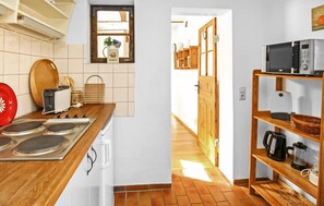 Geladeira, cooktop, cafeteira/chaleira