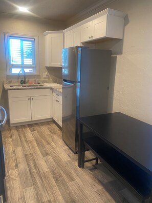 Réfrigérateur, four à micro-ondes, un four, surface de cuisson