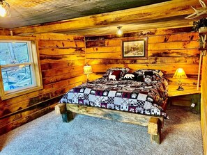 3 bedrooms, WiFi - Black Bear A-Frame Waterfront Log Cabin with Hot Tub Jacuzzi (Harpers Ferry)