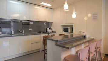 Premium Apartment (Bed&View randomly assigned,Extra futon does NOT included in the extra person fee) | Cucina privata | Frigorifero con congelatore, risottiera, pentole/stoviglie/utensili