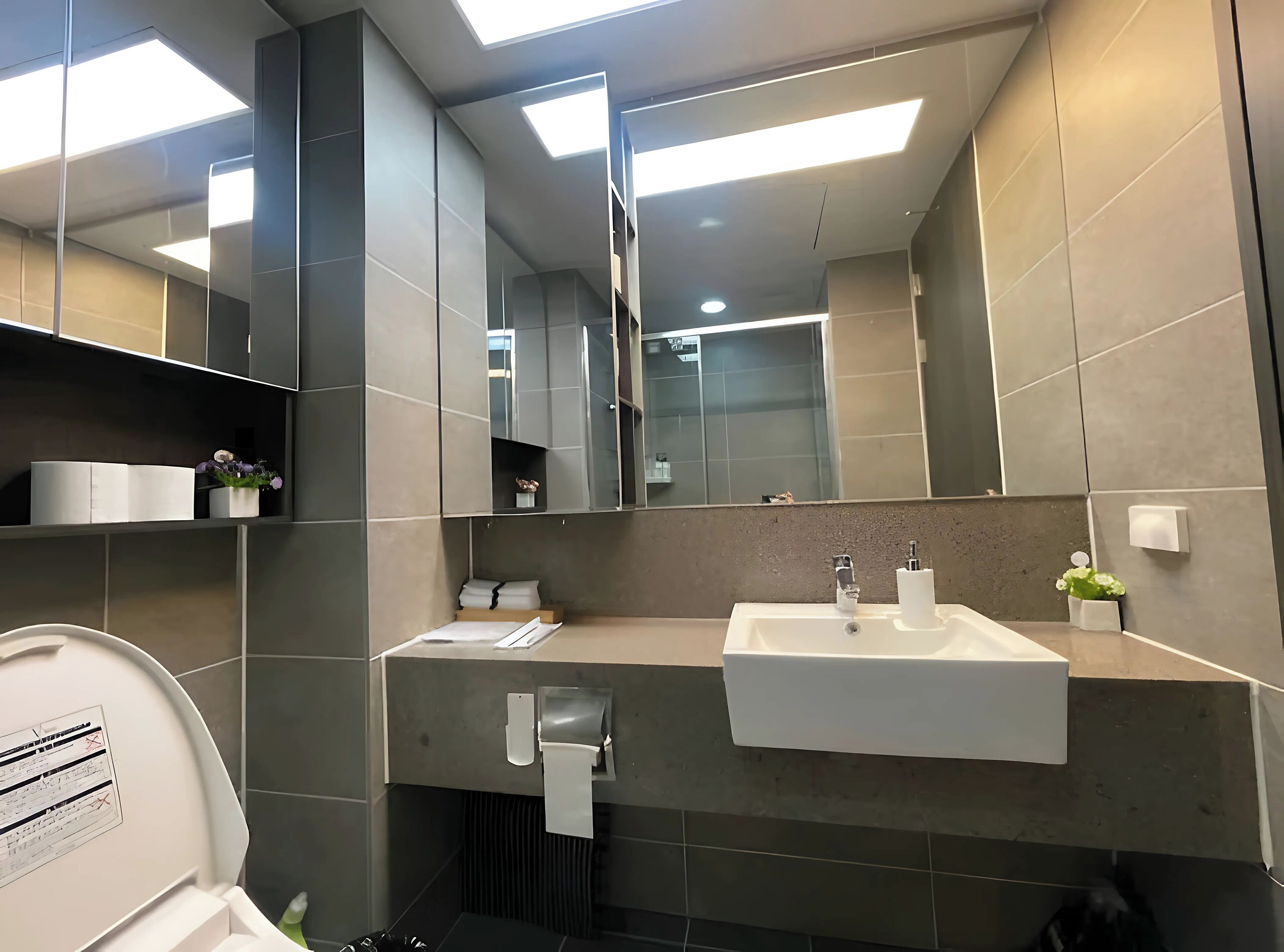 Premium Apartment (Bed&View randomly assigned,Extra futon does NOT included in the extra person fee) | Banheiro | Chuveiro, secador de cabelo, toalhas de banho, sabonete