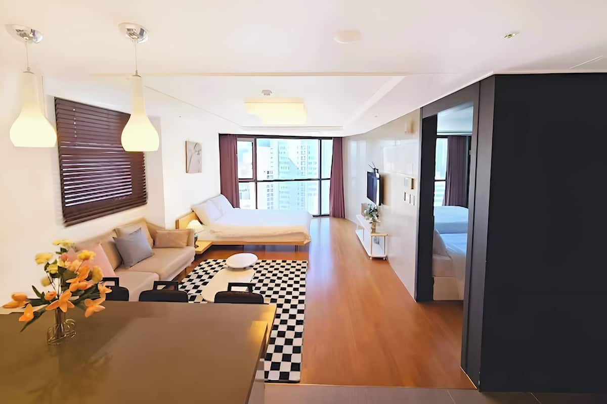 Premium Apartment (Bed&View randomly assigned,Extra futon does NOT included in the extra person fee) | リビング エリア | 30 cmの薄型テレビ (ケーブル放送視聴可)、床暖房