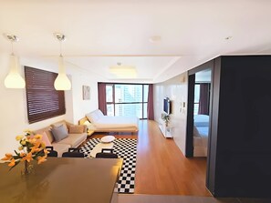 Premium Apartment (Bed&View randomly assigned,Extra futon does NOT included in the extra person fee) | Área de estar | TV de tela plana 30 cm com canais a cabo, pisos aquecidos