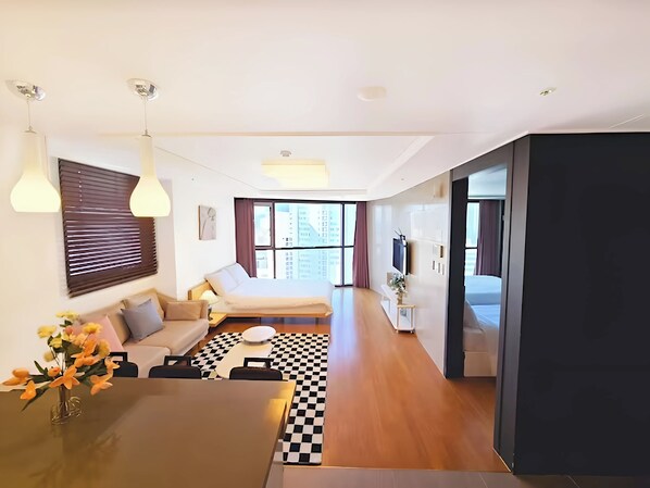 Premium Apartment (Bed&View randomly assigned,Extra futon does NOT included in the extra person fee) | منطقة المعيشة | تلفزيون بشاشة مسطحة بحجم 30-سم يعرض قنوات تلفزيونية باشتراك مدفوع