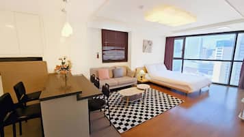 Premium Apartment (Bed&View randomly assigned,Extra futon does NOT included in the extra person fee) | 起居區 | 30-公分平面電視、有線頻道、地暖系統