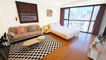 Premium Apartment (Bed&View randomly assigned,Extra futon does NOT included in the extra person fee) | 起居區 | 30-公分平面電視、有線頻道、地暖系統