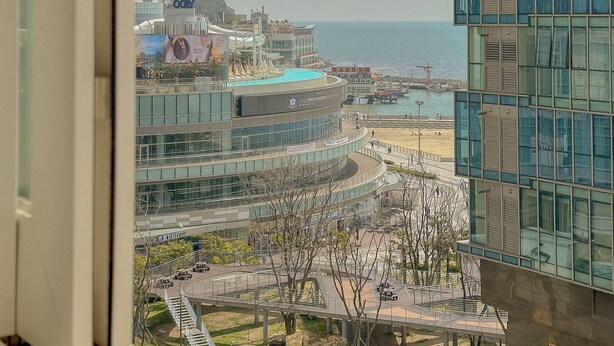 Un edificio alto con vista a una playa y un parque acuático.