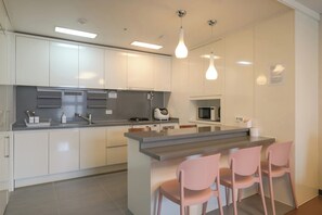 Refrigerador con freezer, arrocera, utensilios de cocina