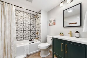  milieuvriendelijk toiletgerief, een haardroger, handdoeken