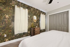 5 soverom, skrivebord, strykejern/-brett og reiseseng for barn